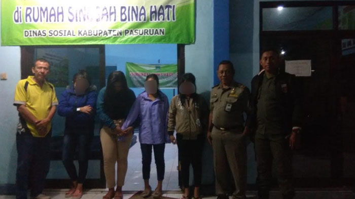 Empat PSK Muda Ini Menangis Saat Dirazia Satpol PP Pasuruan di Wisma, Teriak Minta Tolong ke 'Mami'