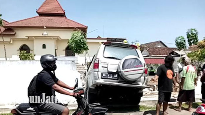 Kronologi Mobil Tabrak Tembok Makam di Tulungagung, Pengemudi Tewas dan Sempat Mengeluh Pusing