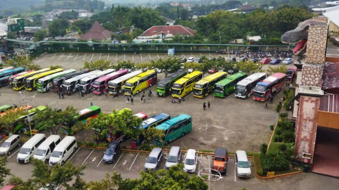 sejumlah-bus-pariwisata-yang-mengangkut-wisatawan-parkir-di-depan-jatim-park-3.jpg