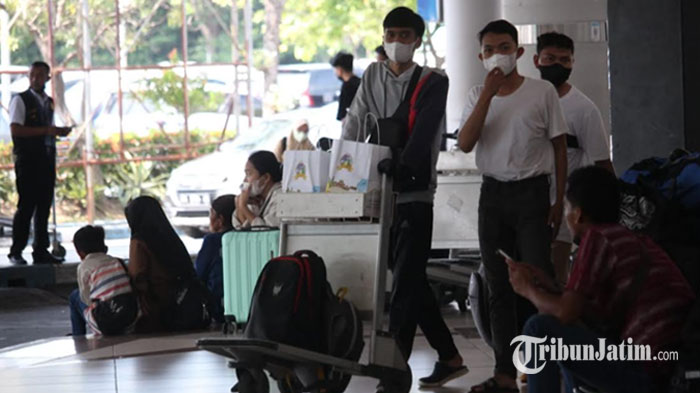 sejumlah-penumpang-saat-tiba-di-terminal-1-bandara-juanda-pada-arus-balik-mudik.jpg
