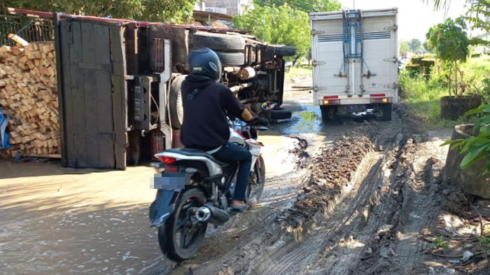 sejumlah-ruas-jalan-semakin-rusak-parah-ketika-arus-lalin-dialihkan-pasca-jembatan-balun-ambles.jpg