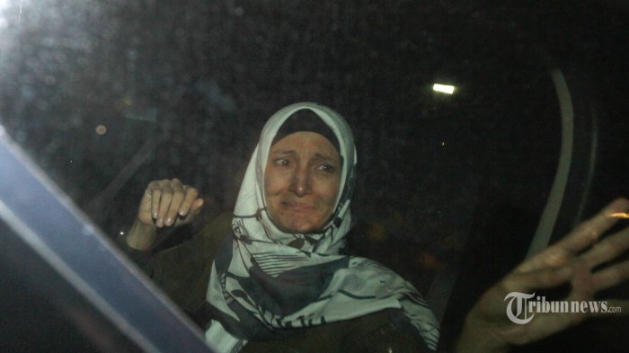 Menangis di KPK, Inneke Koesherawati Diperiksa Terkait Dugaan Suap Sang Suami, Begini Penampilannya