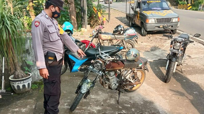 seorang-pengedara-honda-cb-laka-lantas-di-jalan-raya-ponorogo-trenggalek.jpg