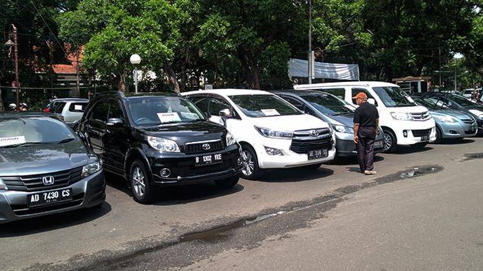 seorang-pengunjung-melihat-deretan-mobil-bekas-yang-dipajang-di-bursa-mobil-sriwedari.jpg