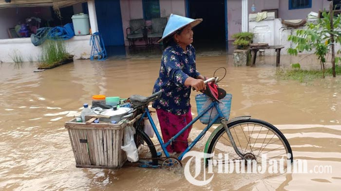 seorang-penjual-jenang-melintas-di-jalan-desa-banjarsari.jpg