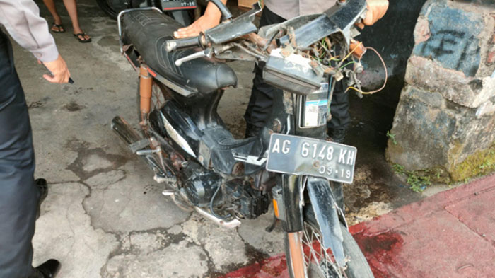 Apes, Hindari Kucing Nyebrang, Dua Pengendara di Blitar Tersungkur ke Aspal