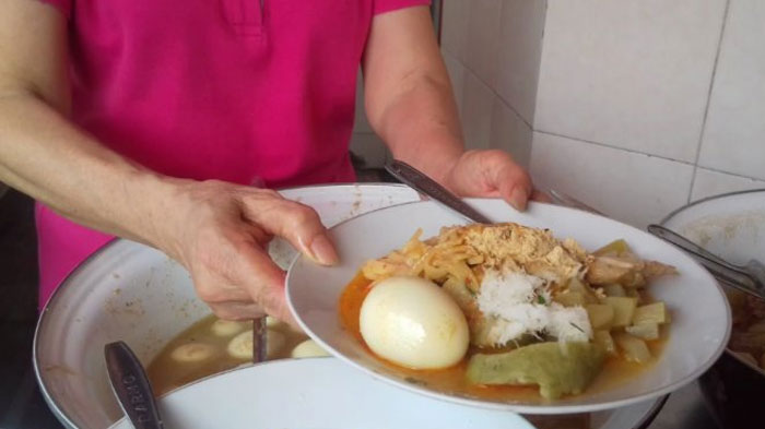 sepiring-lontong-cap-go-meh-di-pasar-gede-solo-yang-dijual-dengan-harga-rp30000-per-porsi.jpg