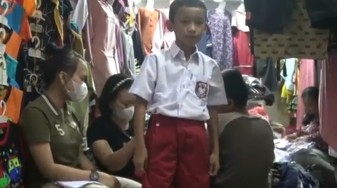 seragam-sekolah-di-tuban-diburu-jelang-masuk-sekolah-pada-tahun-ajaran.jpg
