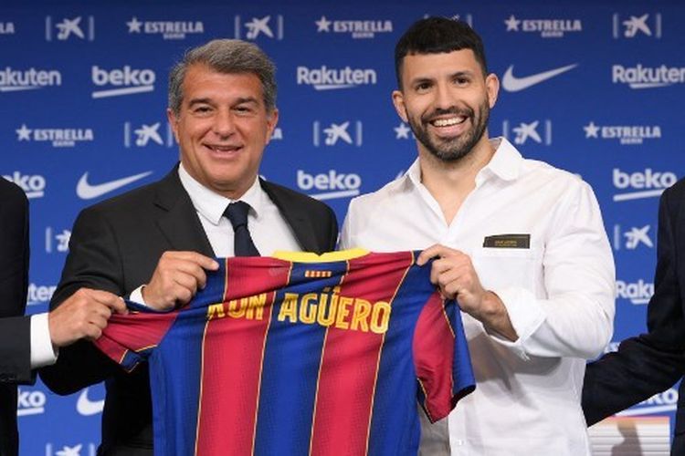 sergio-aguero-kanan-saat-diperkenalkan-joan-laporta-kiri-sebagai-pemain-baru-barcelona.jpg