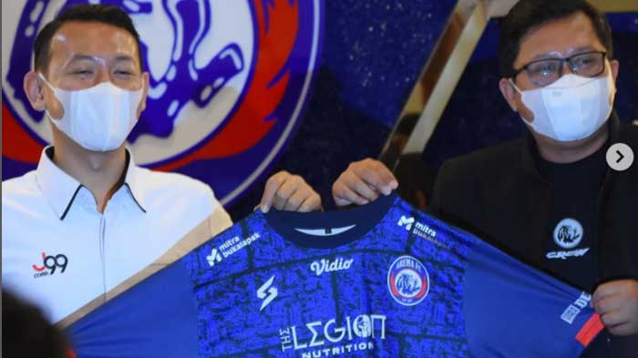 setelah-rampung-menjalani-liga-1-arema-fc-meluncurkan-jersey-suporter-version-atau-jersey-versi-fans.jpg