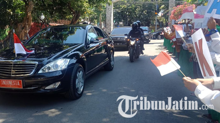 Sambut Kedatangan Jokowi di Kampus Adi Buana Surabaya, Emak-emak: Lanjutkan Pak Jokowi!