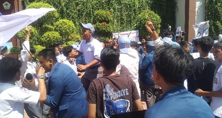 Kepsek di Sekolah SMA Situbondo Kaget Didemo Siswa, Didesak Mundur Karena Penebangan Pohon