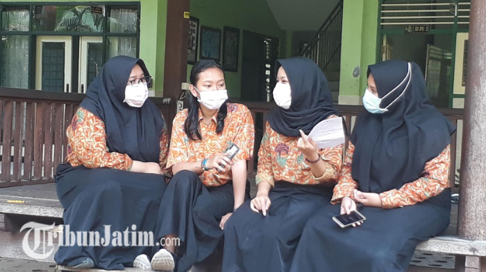 20 Guru SMAN 7 Kota Malang 'Positif' Carrier Difteri, Siswa Pakai Masker saat Kegiatan Pembelajaran