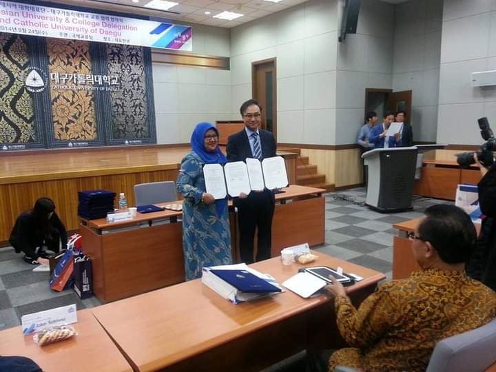 siti-aminatun-habibah-saat-mou-dengan-kangwon-national-university.jpg
