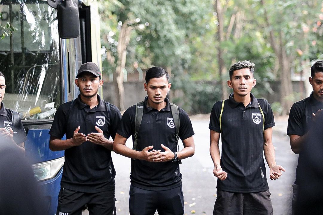 skuad-gresik-united-berdoa-sebelum-berangkat-ke-cilacap.jpg