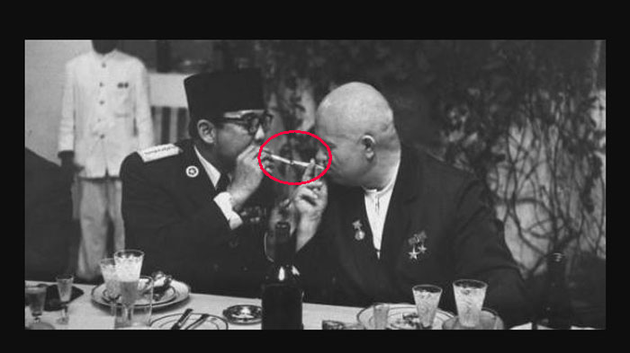 Sering Terlihat Merokok dengan Kepala Negara Lainnya, Ternyata Ini Merek Rokok yang Diisap Soekarno