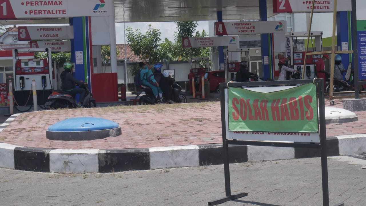 Solar Langka, Nelayan di Lumajang Dibuat Kelimpungan, dan Pilih Sandarkan Perahu