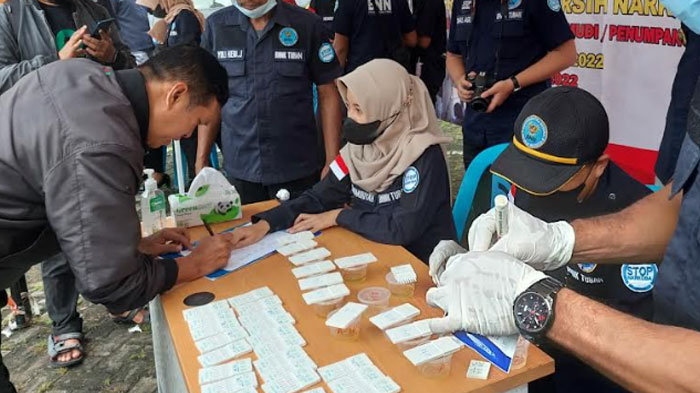 Cek Penumpang Bus di Tuban, Petugas Dapati Pemudik Bawa Arak untuk Oleh-oleh