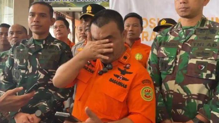 sosok-anggota-Tim-SAR-menangis-usai-10-korban-pesawat-ATR-42-500-ditemukan.jpg