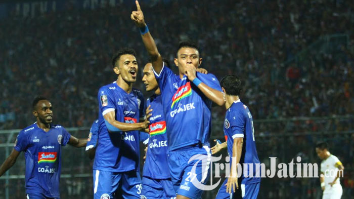 striker-arema-fc-dedik-setiawan-merayakan-gol-yang-dicetak-ke-gawang-kalteng-putra.jpg