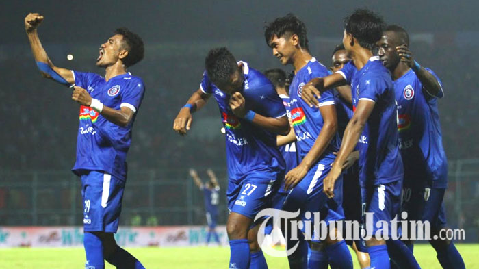 striker-arema-fc-dedik-setiawan-merayakan-gol-yang-dicetak-ke-gawang-kalteng-putra1.jpg