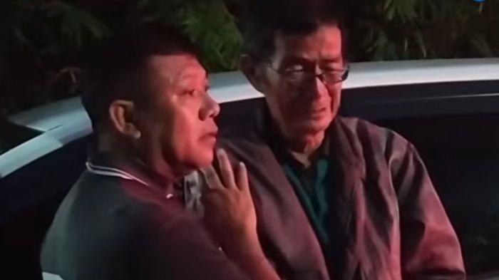 suami-menangis-meratapi-istri-yang-tewas-akibat-kebakaran-ruko-di-Surabaya.jpg