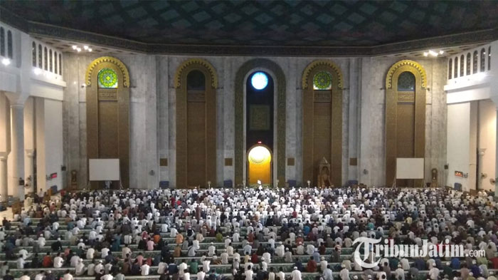 suasana-itikaf-di-masjid-al-akbar-surabaya_20180606_093703.jpg