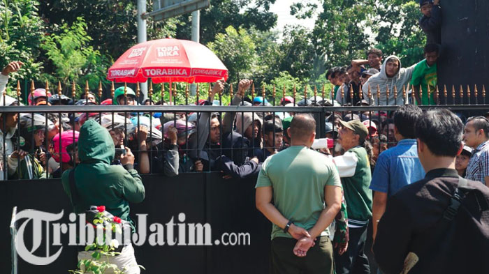 Masih Terjadi Antrean Tiket Persebaya VS Arema FC di Korem 084