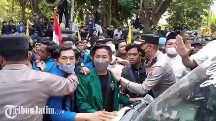 suasana-memanas-massa-aksi-mahasiswa-dengan-polisi-di-depan-gedung-dprd-tulungagung.jpg