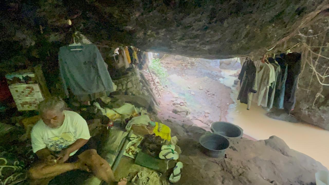sudarmaji-hidup-di-gua-anggas-wesi.jpg