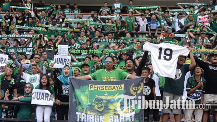 suporter-persebaya-bonek-saat-menyaksikan-laga-persebaya-vs-madura-united-ilustrasi-bonek.jpg