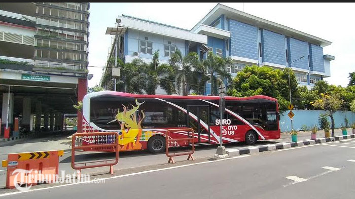 surabaya-bus-saat-keluar-dari-terminal-intermoda-joyoboyo.jpg