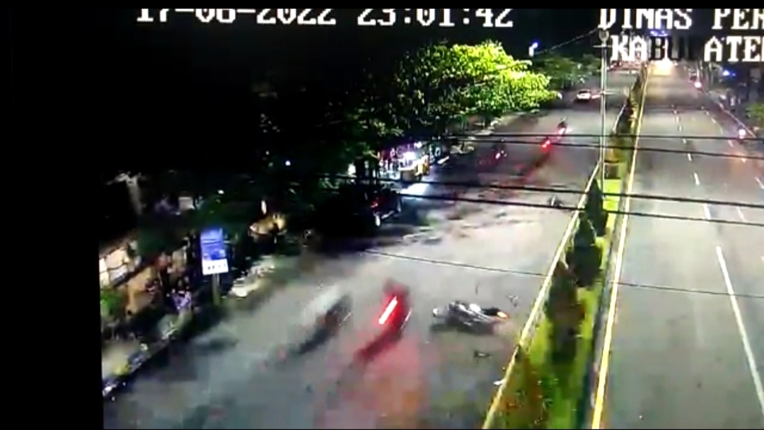 tangkapan-layar-cctv-dishub-jember-yang-memperlihatkan-kecelakaan-lalu.jpg