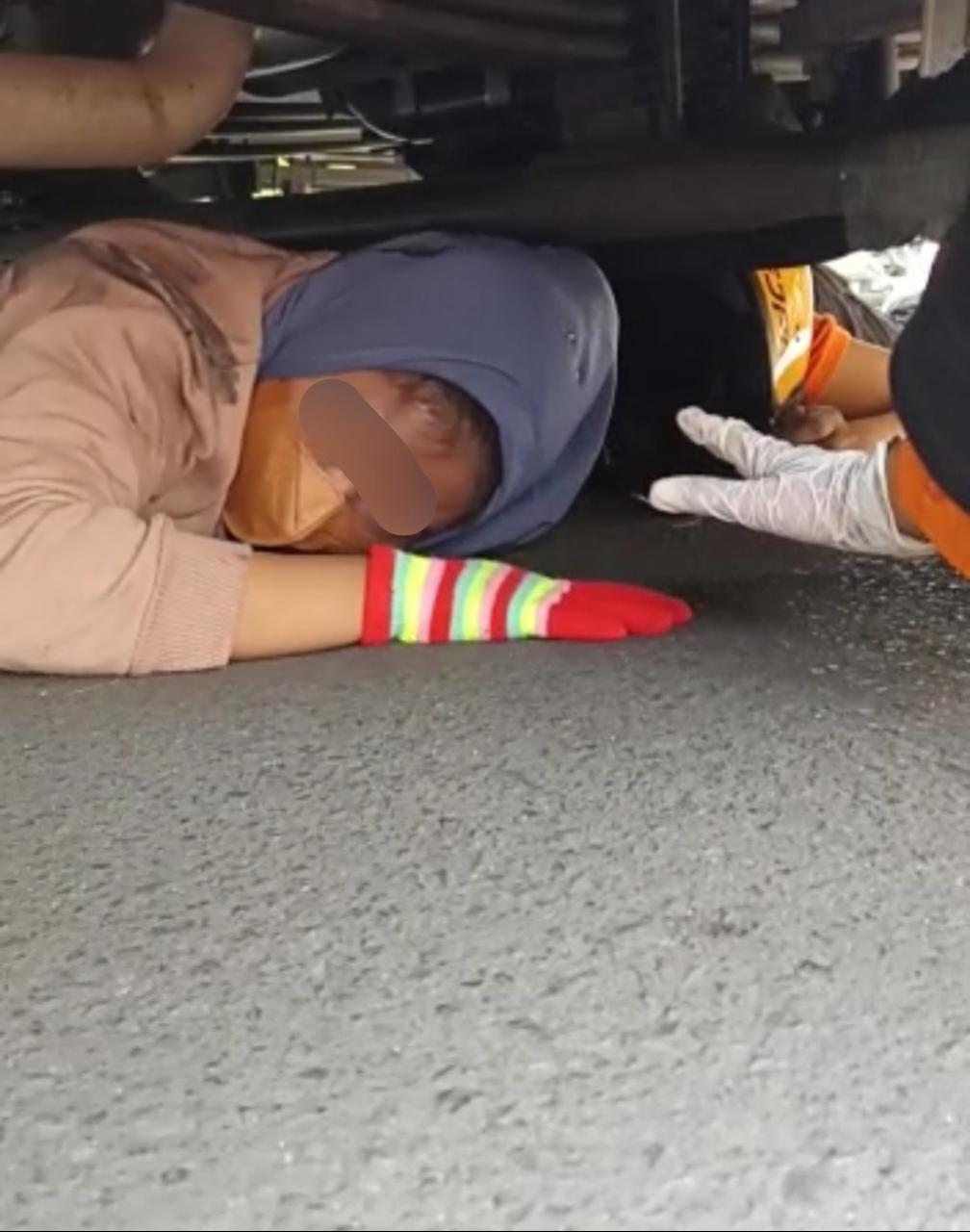 tangkapan-layar-video-amatir-proses-penyelamatan-pemotor-wanita-terlibat-tabrakan.jpg