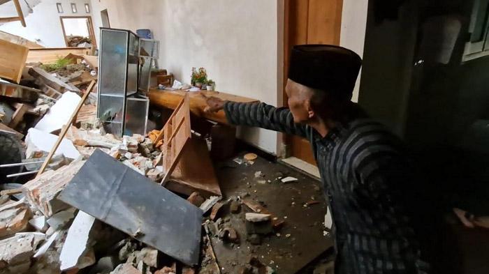 Tebing 10 Meter Ambrol Timpa Rumah Kades Ngebel Ponorogo, 4 Orang Luka-luka