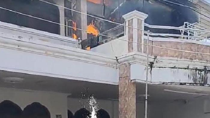 tempat-usaha-jasa-pembuatan-reklame-di-Bendul-Merisi-Wonocolo-Surabaya-terbakar.jpg