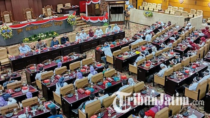 tenaga-kesehatan-nakes-mendatangi-gedung-DPRD-Jatim-tolak-ruu-kesehatan.jpg