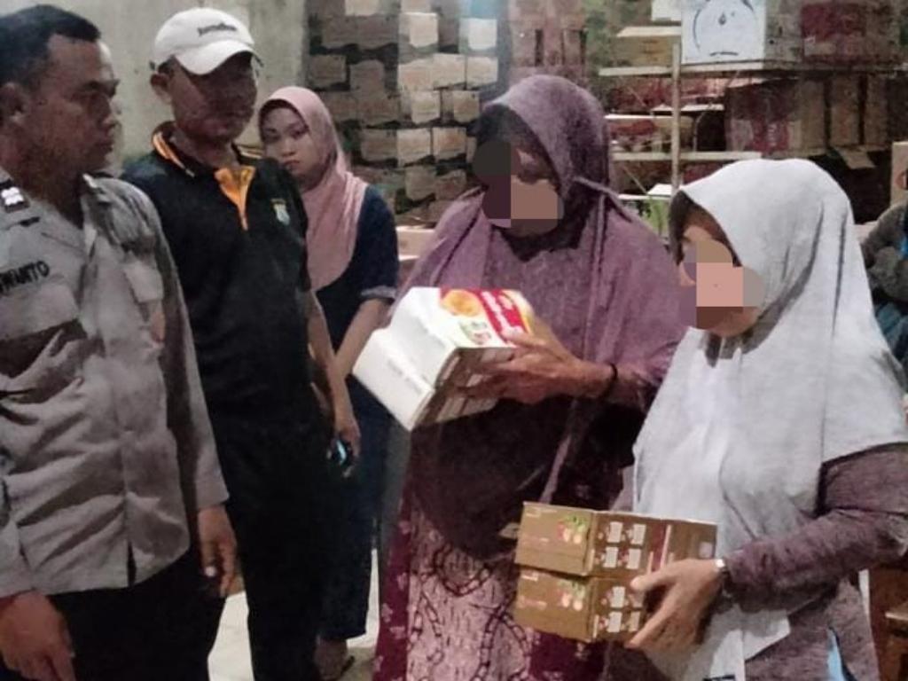 terduga-maling-susu-saat-dimintai-keterangan-polisi.jpg