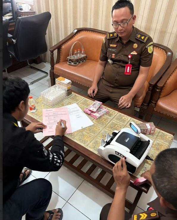 tersangka-apbdes-nganjuk-serahkan-uang-korupsi.jpg