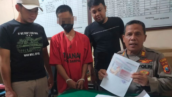 tersangka-baju-orange-saat-berada-di-kantor-polsek-sampang.jpg