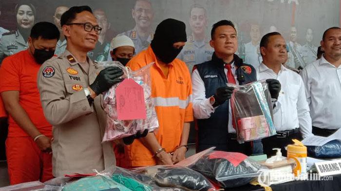 Ngaku Bisa Gandakan Uang Rp55 Juta Jadi Rp2 M, Dukun Gadungan di Malang Ajak Korban Ritual di Makam