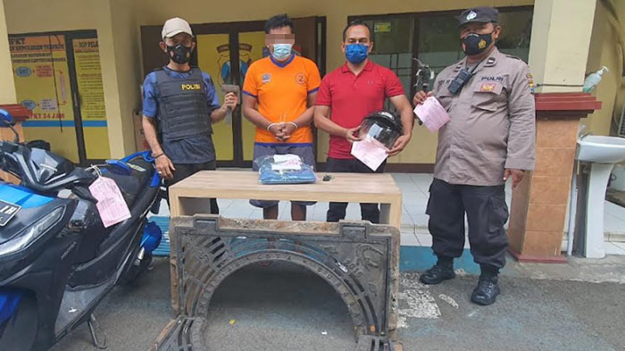 Pantau Kondisi Sambil Pura-pura Bersihkan Trotoar, Pemuda di Surabaya Ternyata Curi Besi Pedestrian