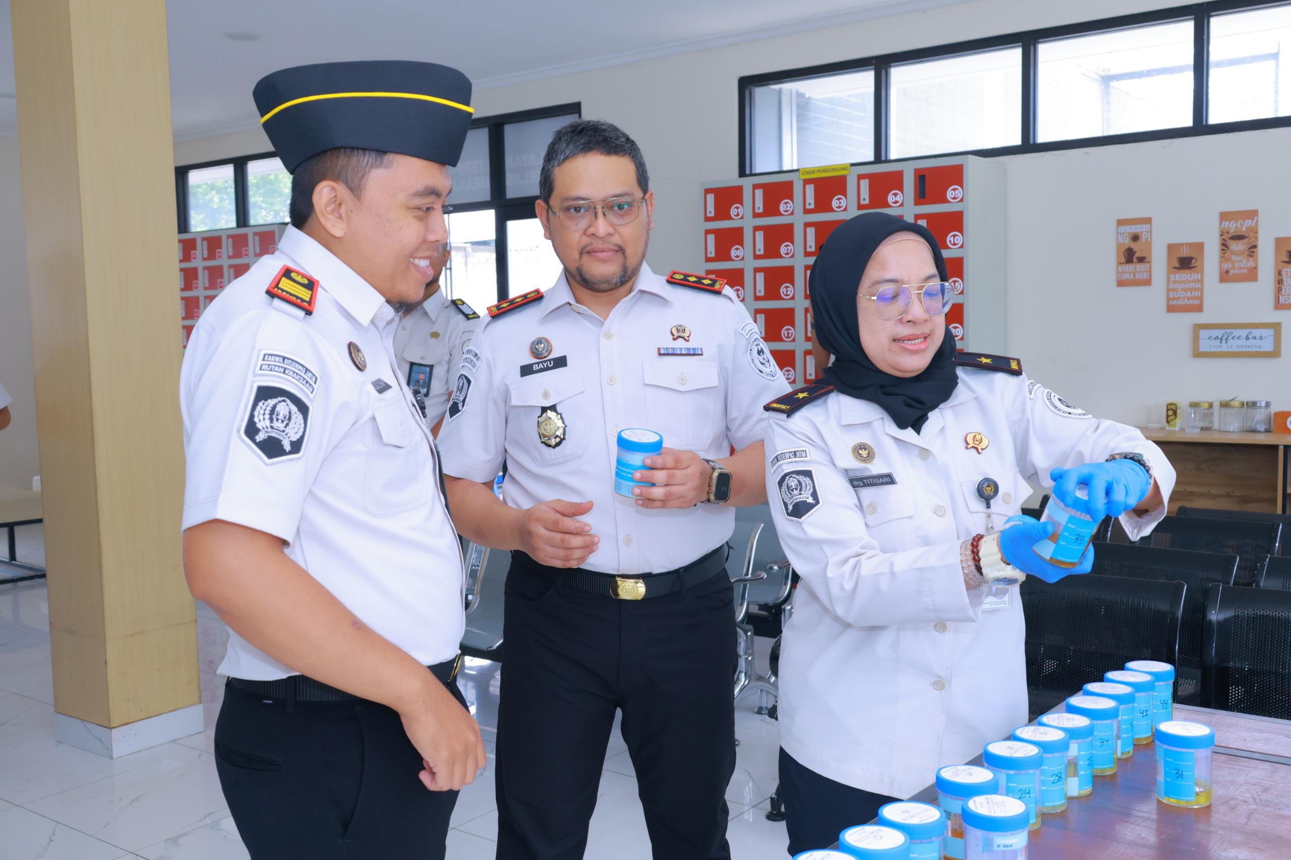 tes-urine-di-rutan-kraksaan-probolinggo.jpg