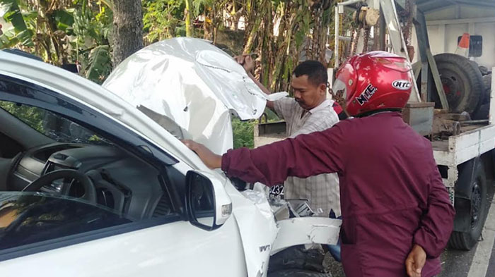 Diseruduk Truk Towing, Ambulans Pengangkut Jenazah Hilang Kendali Tabrak Mobil Rush di Probolinggo