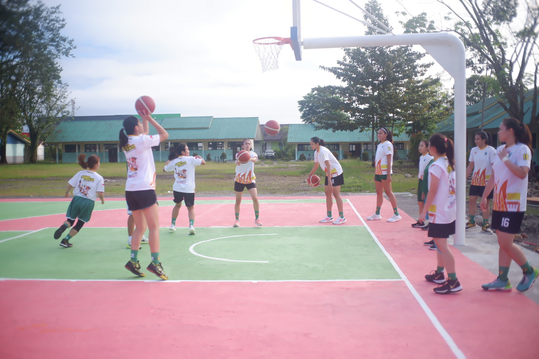 tim-basket-putri-jatim-saat-latihan-di-lapangan-basket-sma-negeri-1-timika.jpg
