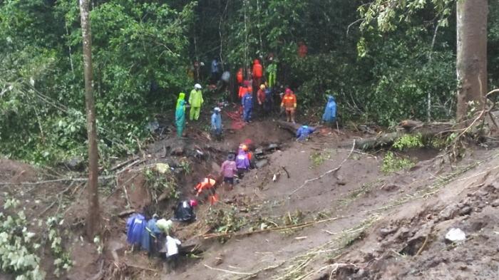 jatim/tim-sar-evakuasi-korban-longsor-di-jalur-cangar-mojokerto.jpg