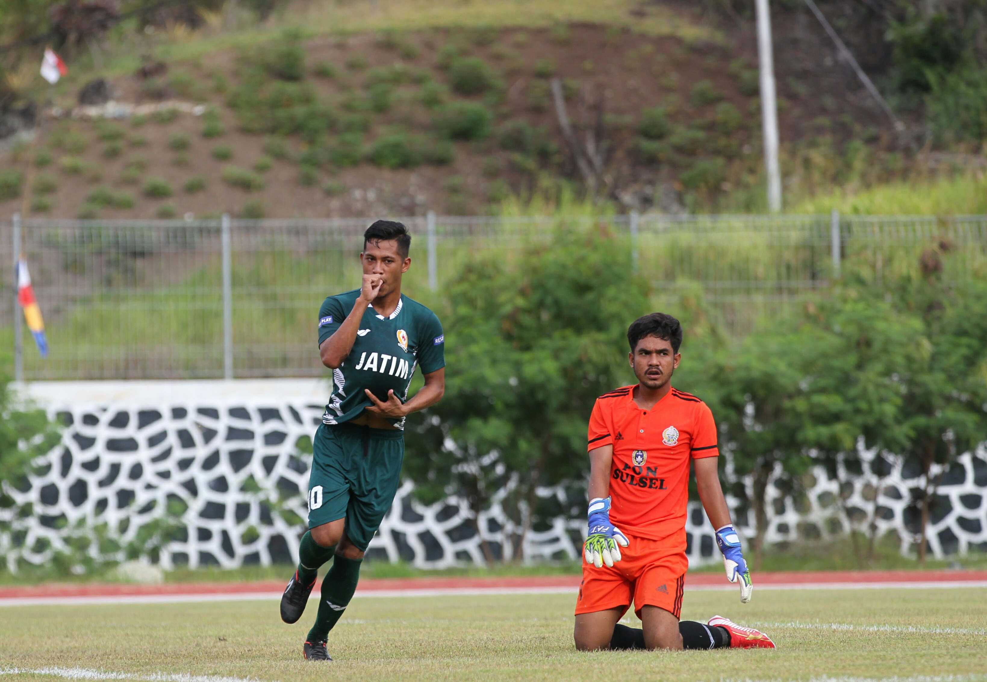 tim-sepak-bola-jawa-timur-kalahkan-sulsel-di-pon-xx-papua-2021-dengan-skor-3-0.jpg