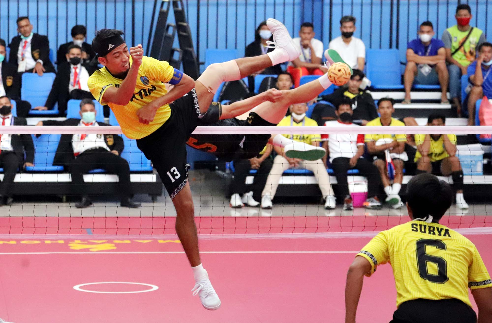 tim-takraw-jatim-saat-berlaga-di-pon-xx-jatim-2021.jpg