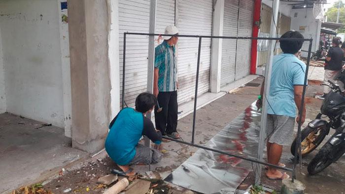 toko-di-Jalan-MT-Haryono-Lumajang-disegel-Dalam-aksi-tersebut-terpasang-banner-pemilik-lahan.jpg