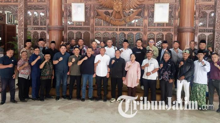 tokoh-di-Tulungagung-termasuk-tokoh-perguruan-pencak-silat-foto-bersama-setelah-rakor.jpg